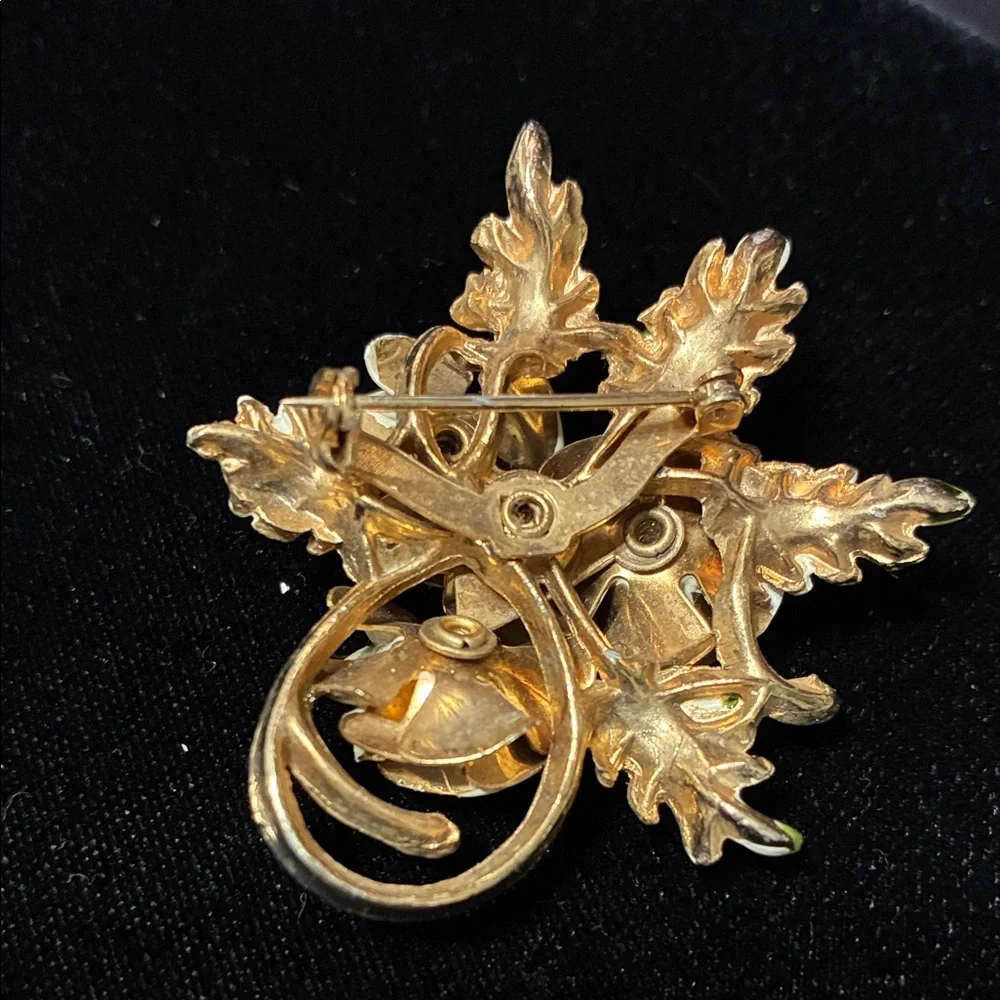 Elegant vintage Floral Pearl Brooch